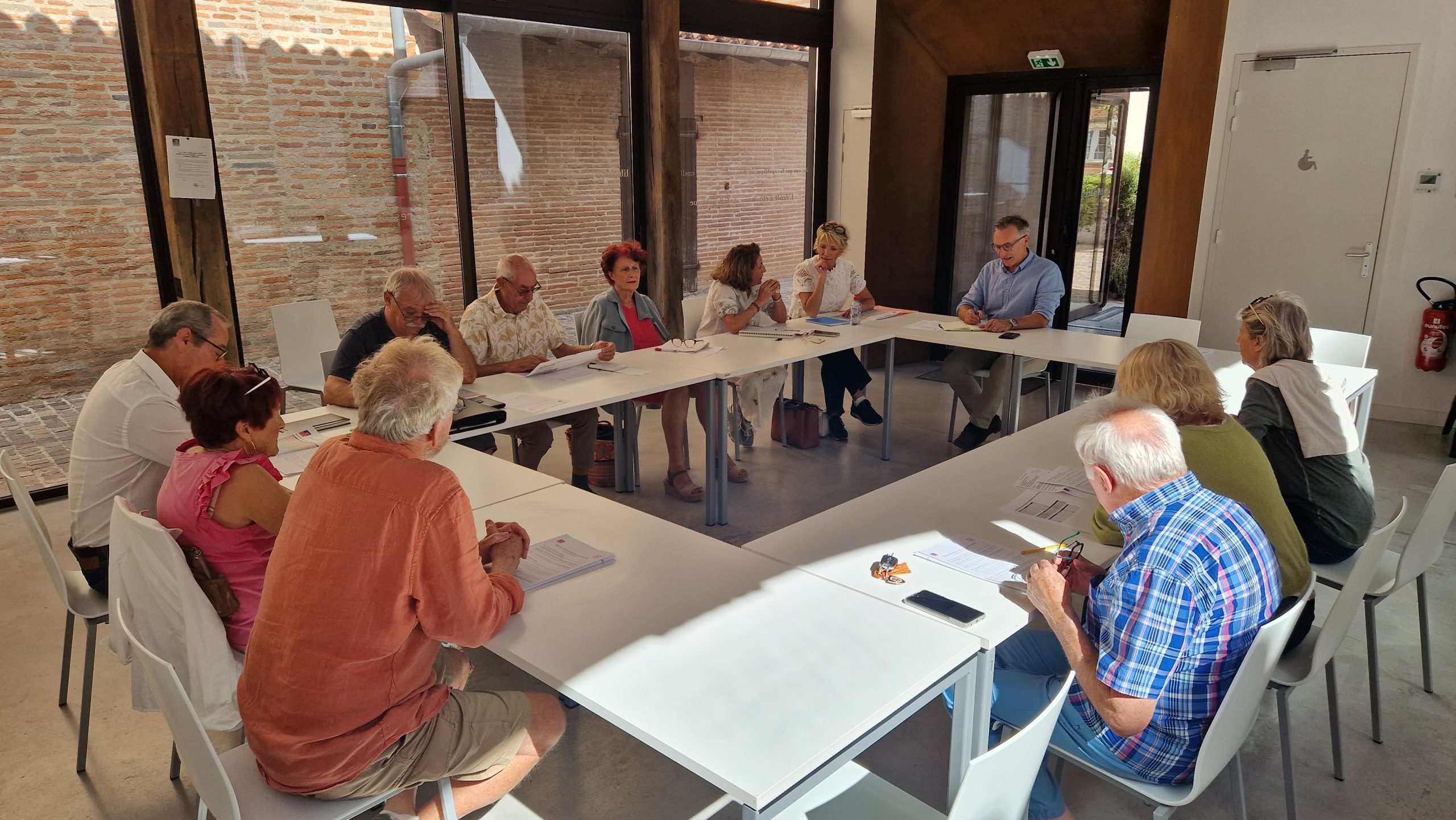 Les membres du Forum des expériences lors de leur première réunion, le 9 septembre 2026